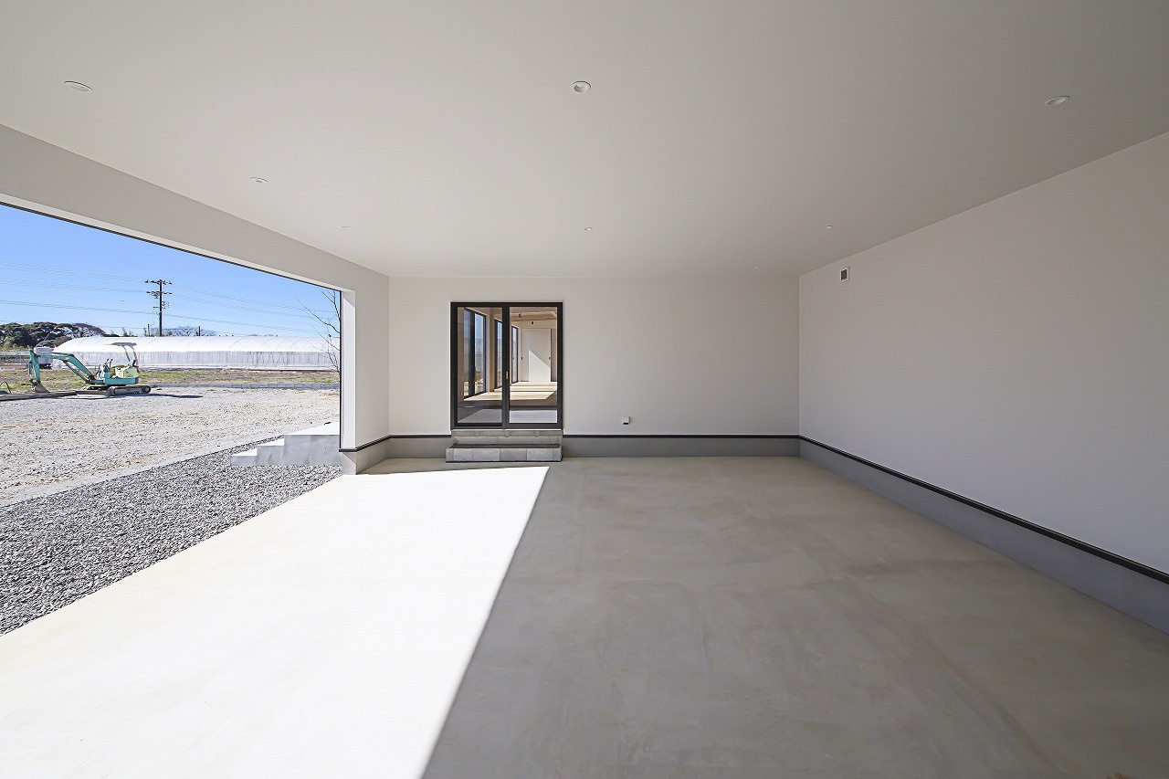 ガレージ付き平屋で叶える、家族のゆとり空間。強さと開放感を両立したSE構法の住まい。