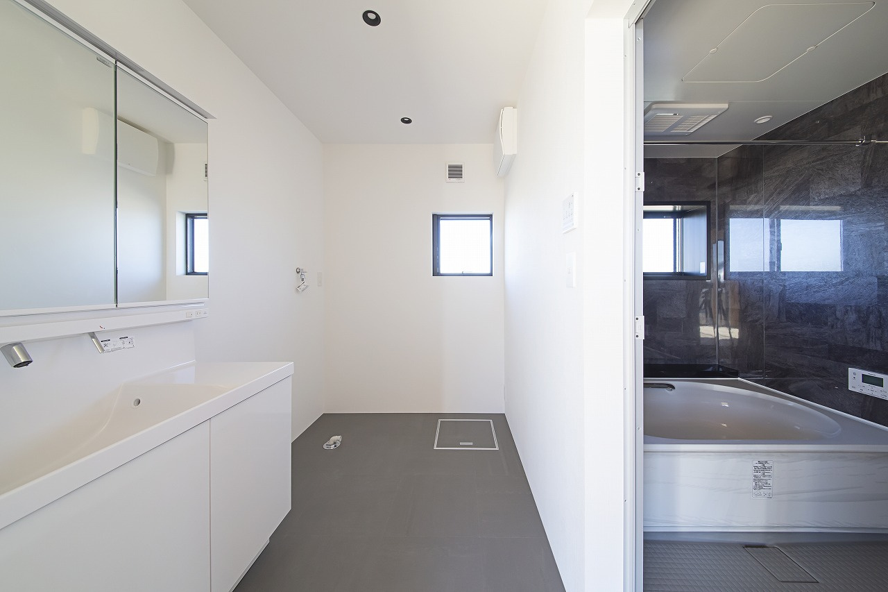 ガレージ付き平屋で叶える、家族のゆとり空間。強さと開放感を両立したSE構法の住まい。