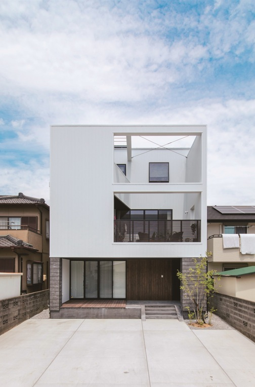 圧倒的な構造強度が叶えた、開放的な都市型3階建て住宅