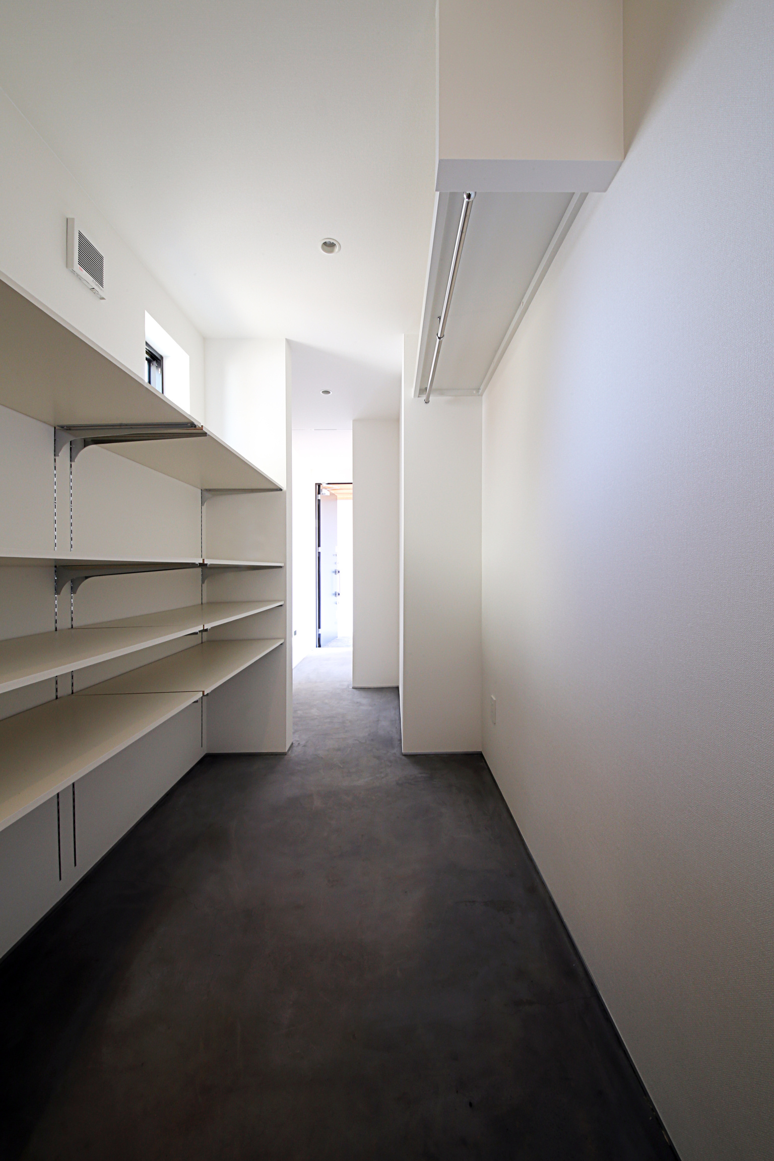 傾斜した土地をなるべくそのまま活かす、という発想から生まれた“スキップ平屋”