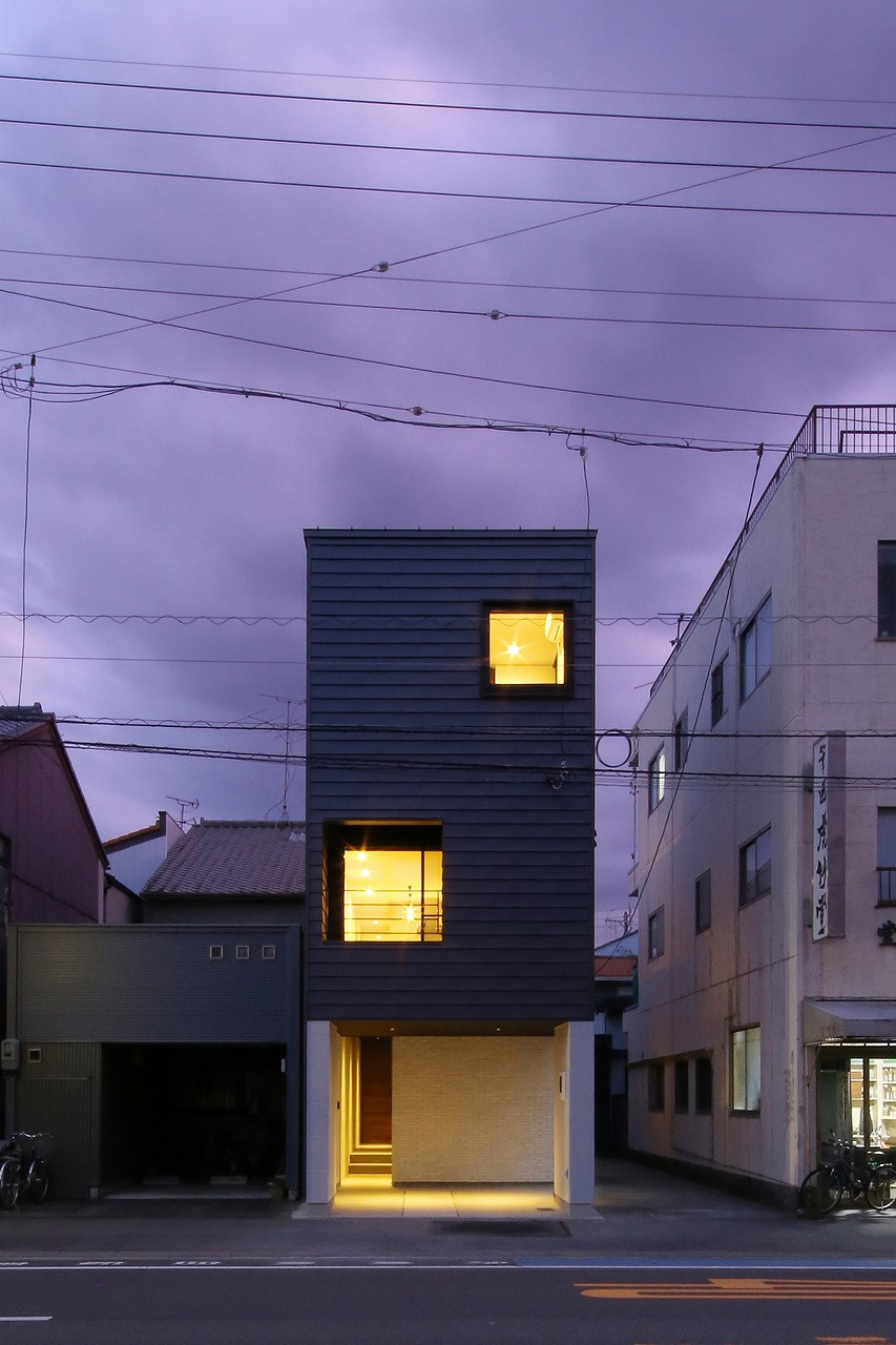 京都の町家から着想を得た『通し土間』のある住まいで 街中の暮らしを存分に楽しむ 狭小住宅の3階建てガレージハウス
