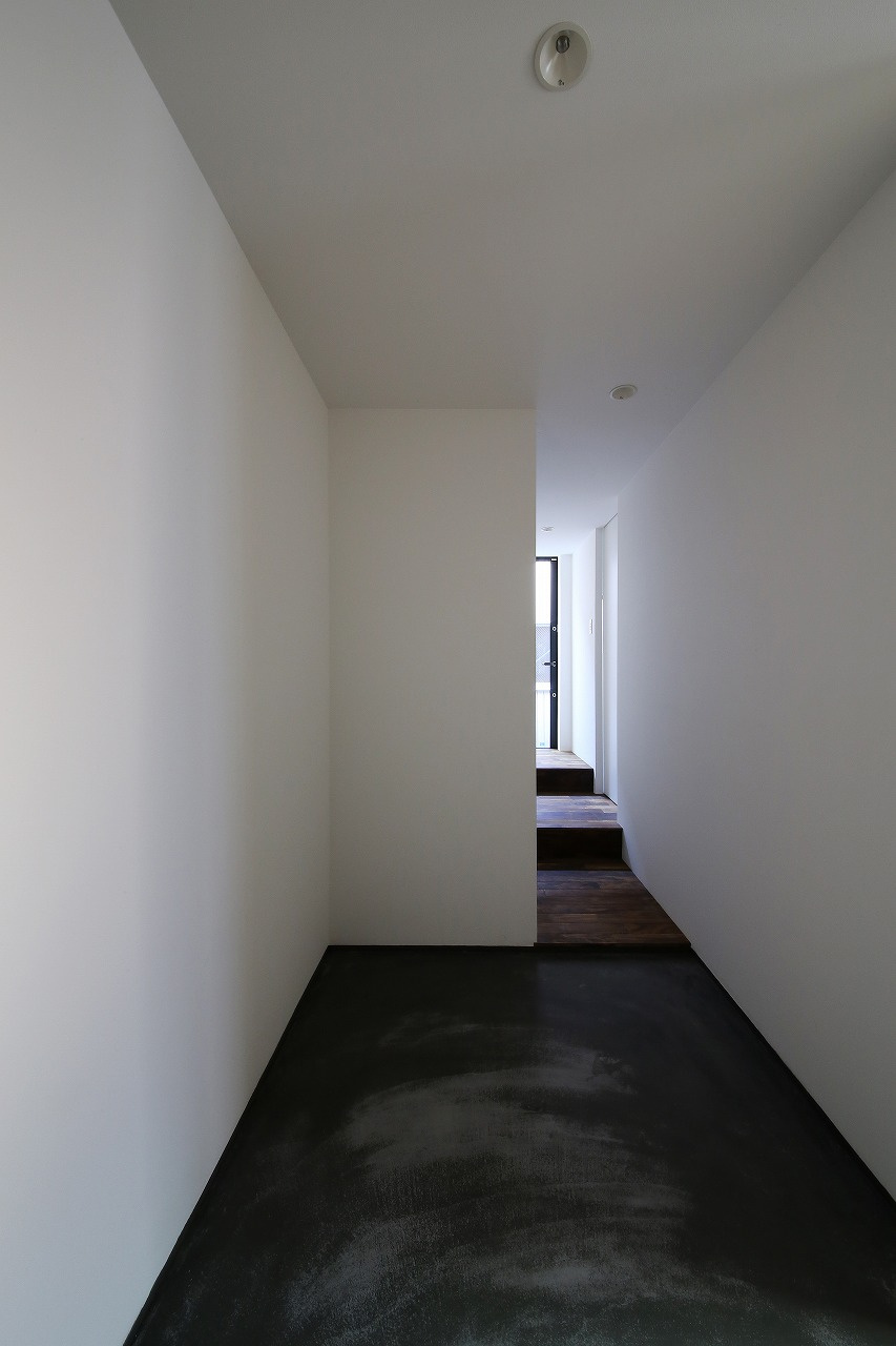 京都の町家から着想を得た『通し土間』のある住まいで 街中の暮らしを存分に楽しむ 狭小住宅の3階建てガレージハウス