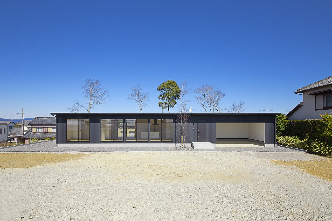 ガレージ付き平屋で叶える、家族のゆとり空間。強さと開放感を両立したSE構法の住まい。