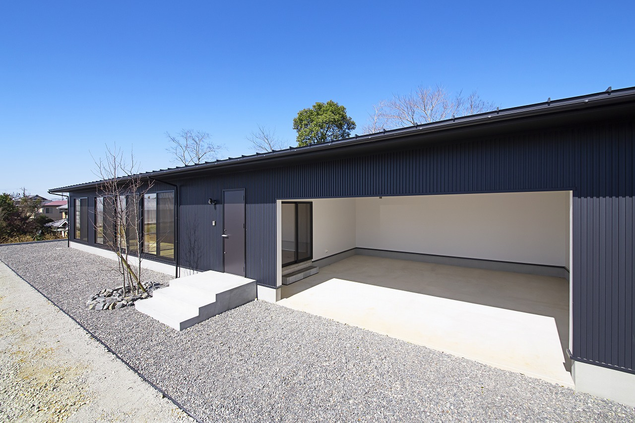 ガレージ付き平屋で叶える、家族のゆとり空間。強さと開放感を両立したSE構法の住まい。