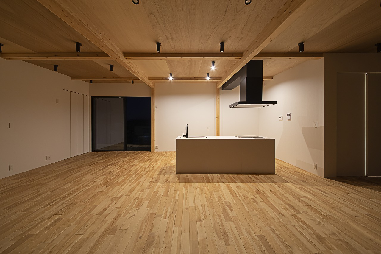 ガレージ付き平屋で叶える、家族のゆとり空間。強さと開放感を両立したSE構法の住まい。
