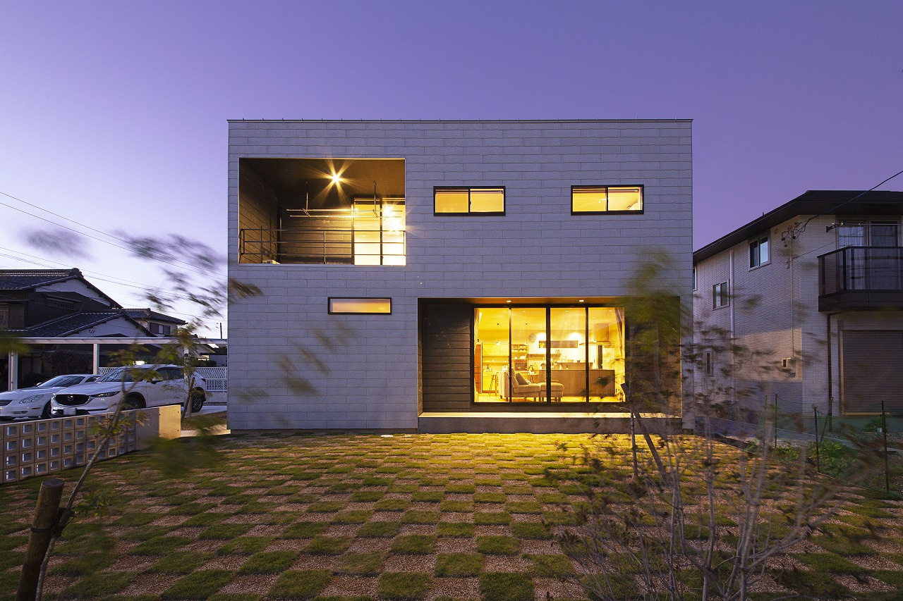 【浜松市中央区/クールホワイト外壁×造作収納】ハイドア・ステルス巾木で仕上げたカスタムMONO-house