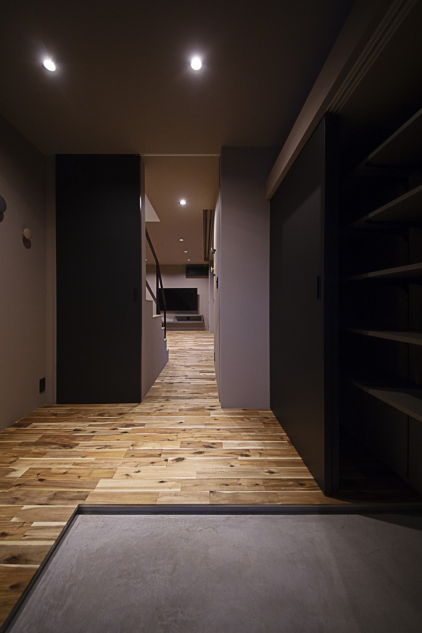 【浜松市中央区/クールホワイト外壁×造作収納】ハイドア・ステルス巾木で仕上げたカスタムMONO-house