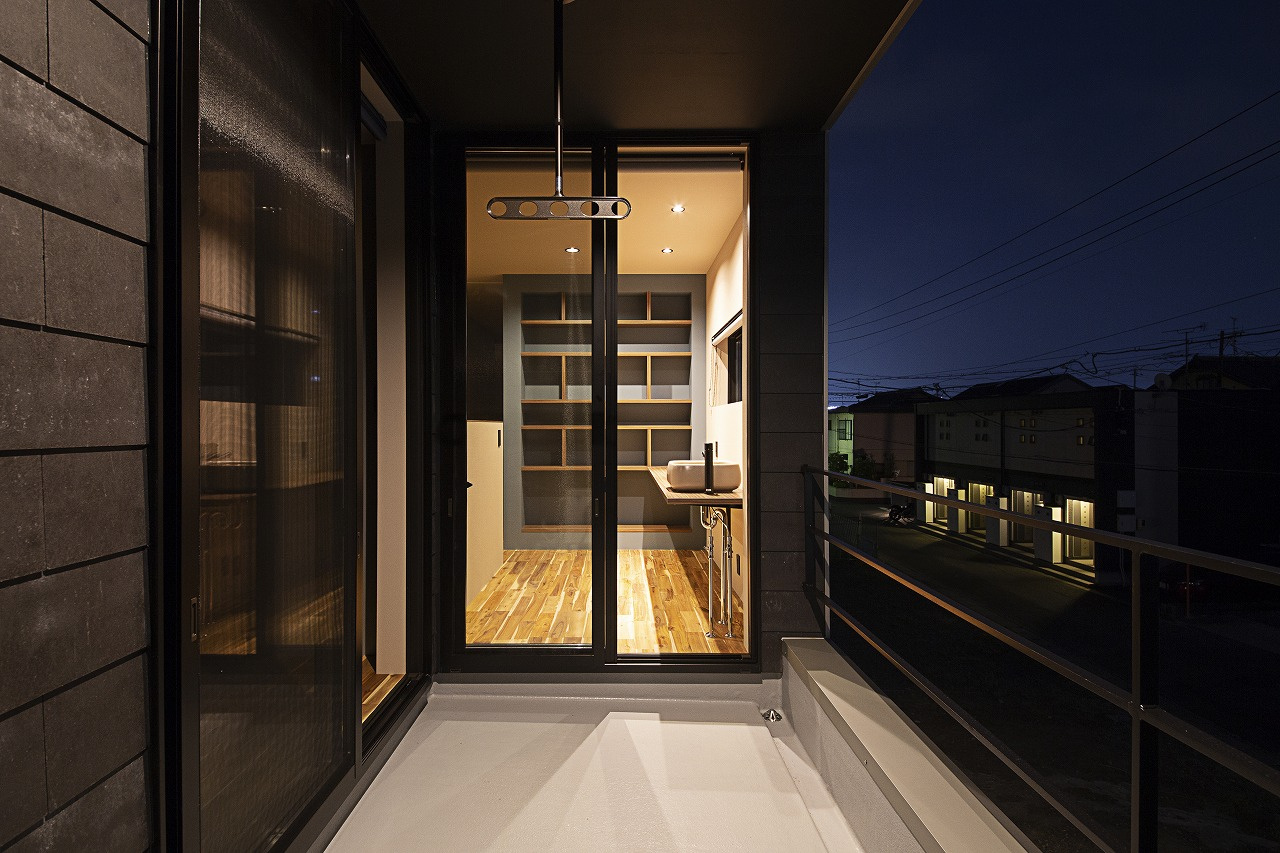 【浜松市中央区/クールホワイト外壁×造作収納】ハイドア・ステルス巾木で仕上げたカスタムMONO-house