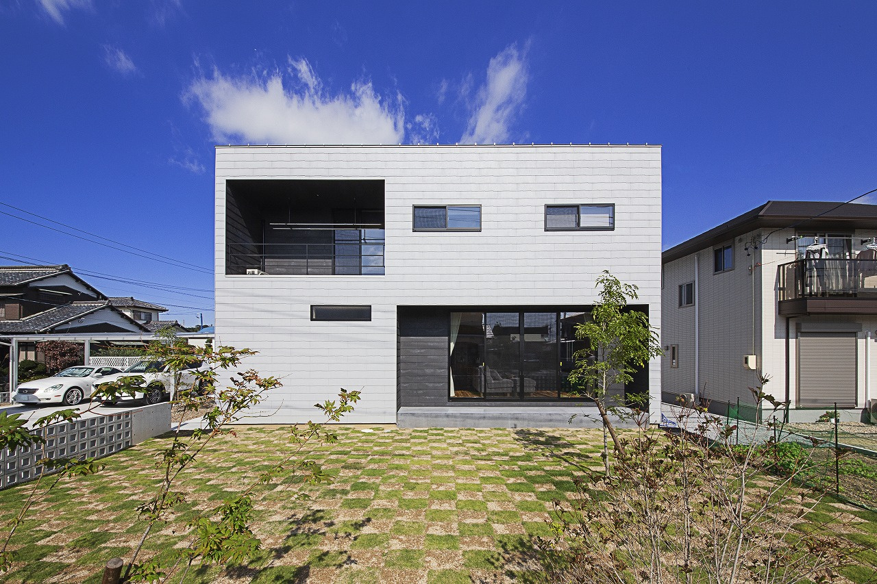 【浜松市中央区/クールホワイト外壁×造作収納】ハイドア・ステルス巾木で仕上げたカスタムMONO-house