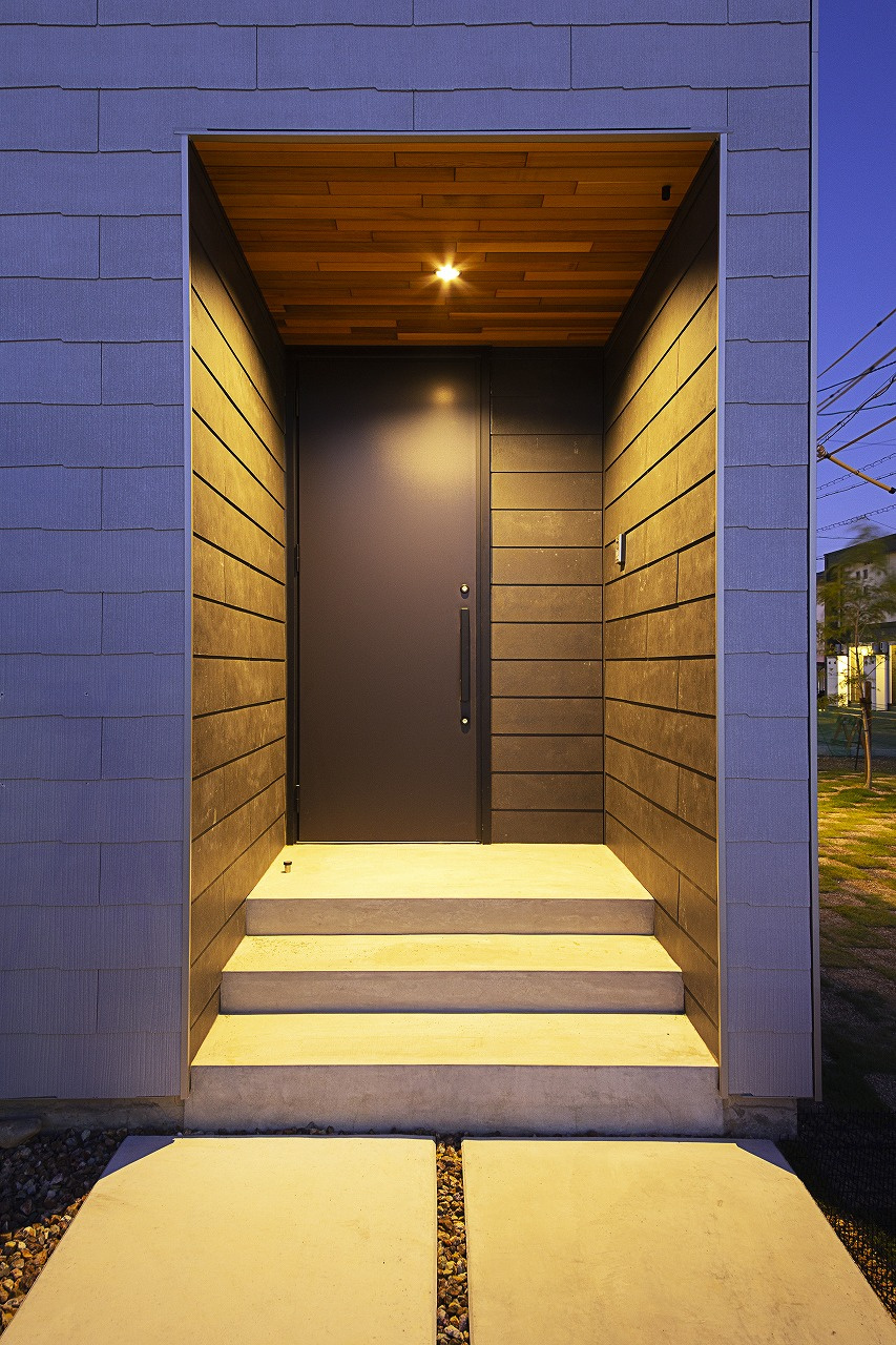 【浜松市中央区/クールホワイト外壁×造作収納】ハイドア・ステルス巾木で仕上げたカスタムMONO-house