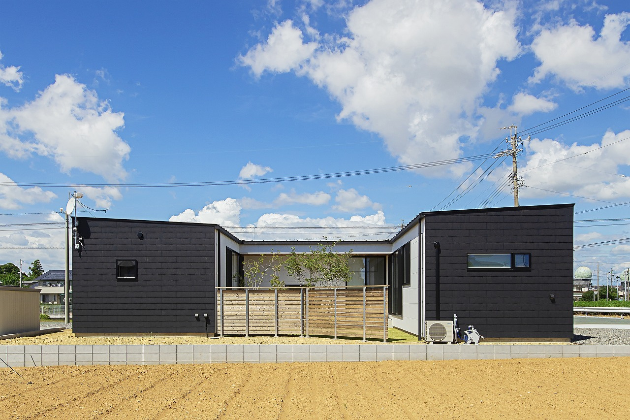 上質素材と良質なデザインで彩られた 27帖の中庭をコの字に囲う平屋の家【HILLA－house】