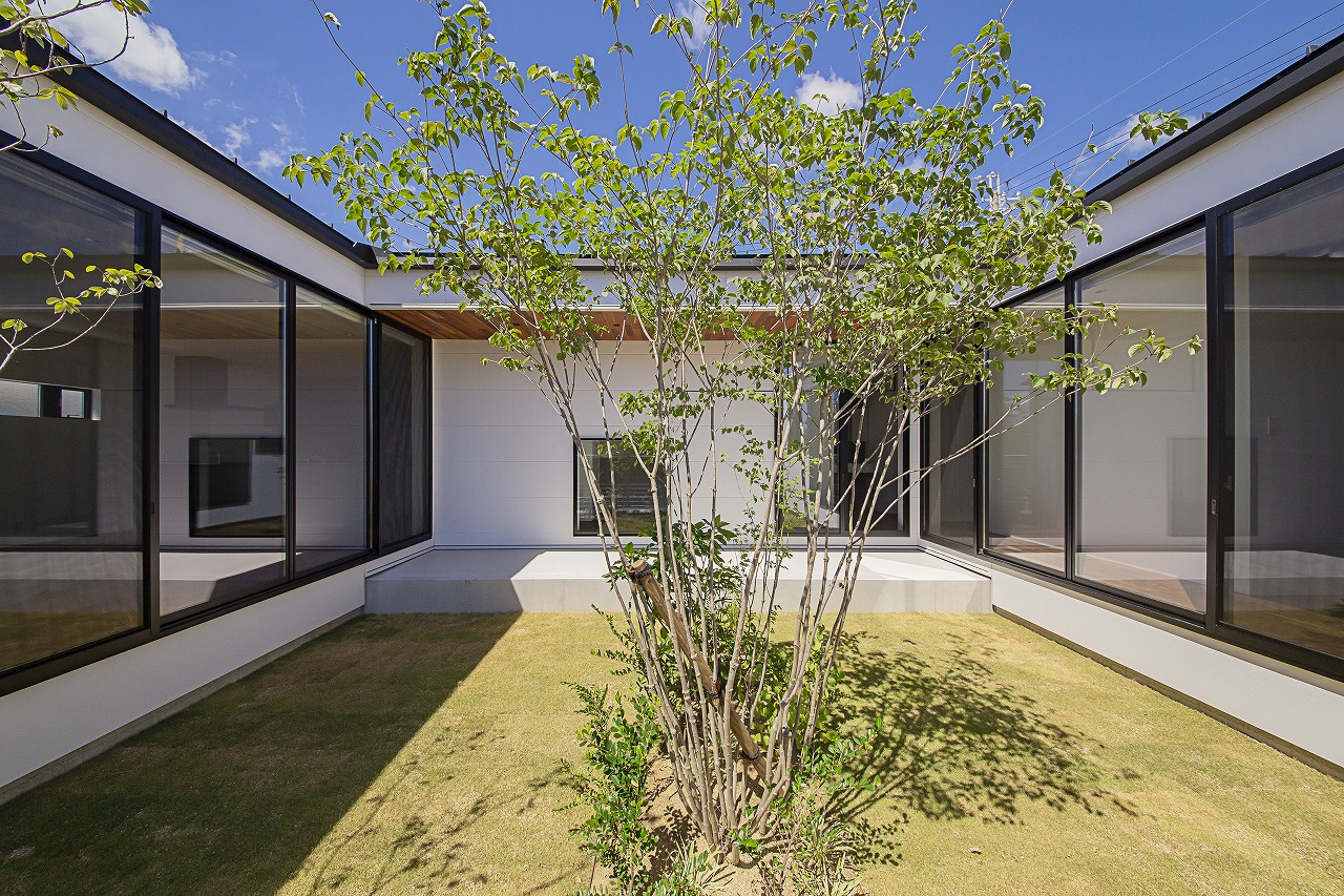 上質素材と良質なデザインで彩られた 27帖の中庭をコの字に囲う平屋の家【HILLA－house】