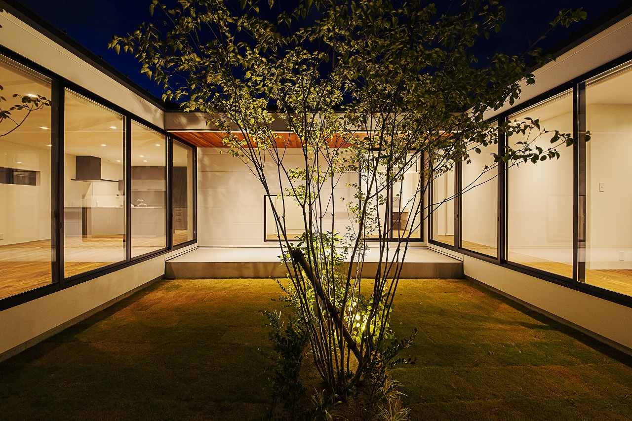 上質素材と良質なデザインで彩られた 27帖の中庭をコの字に囲う平屋の家【HILLA－house】