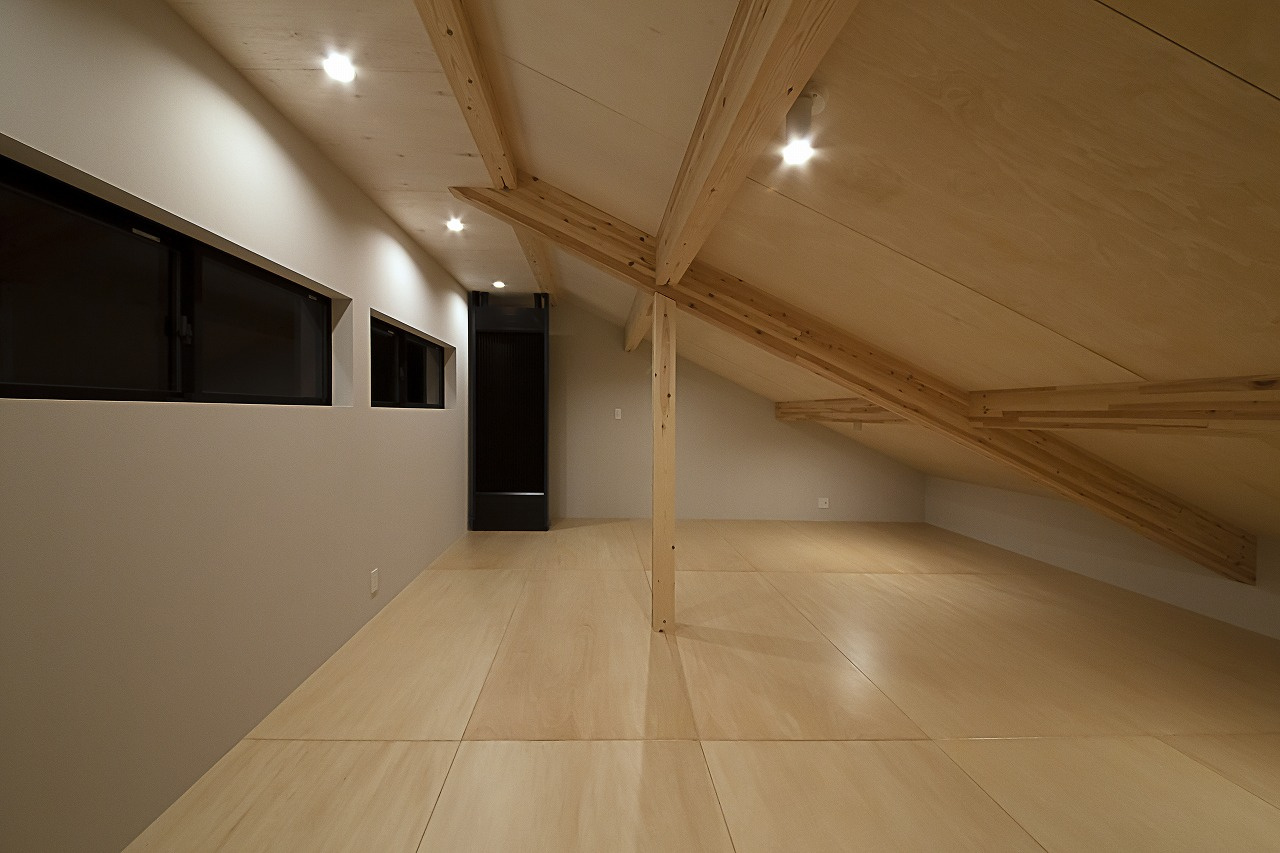 片流れ屋根と屋根裏空間が魅力の平屋風住宅。自然と調和する開放的な住まい。