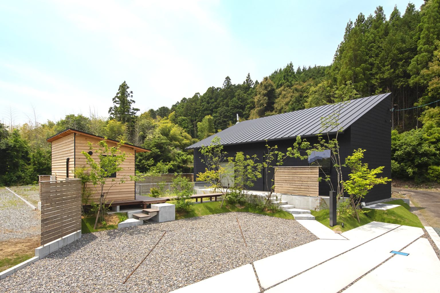 片流れ屋根と屋根裏空間が魅力の平屋風住宅。自然と調和する開放的な住まい。