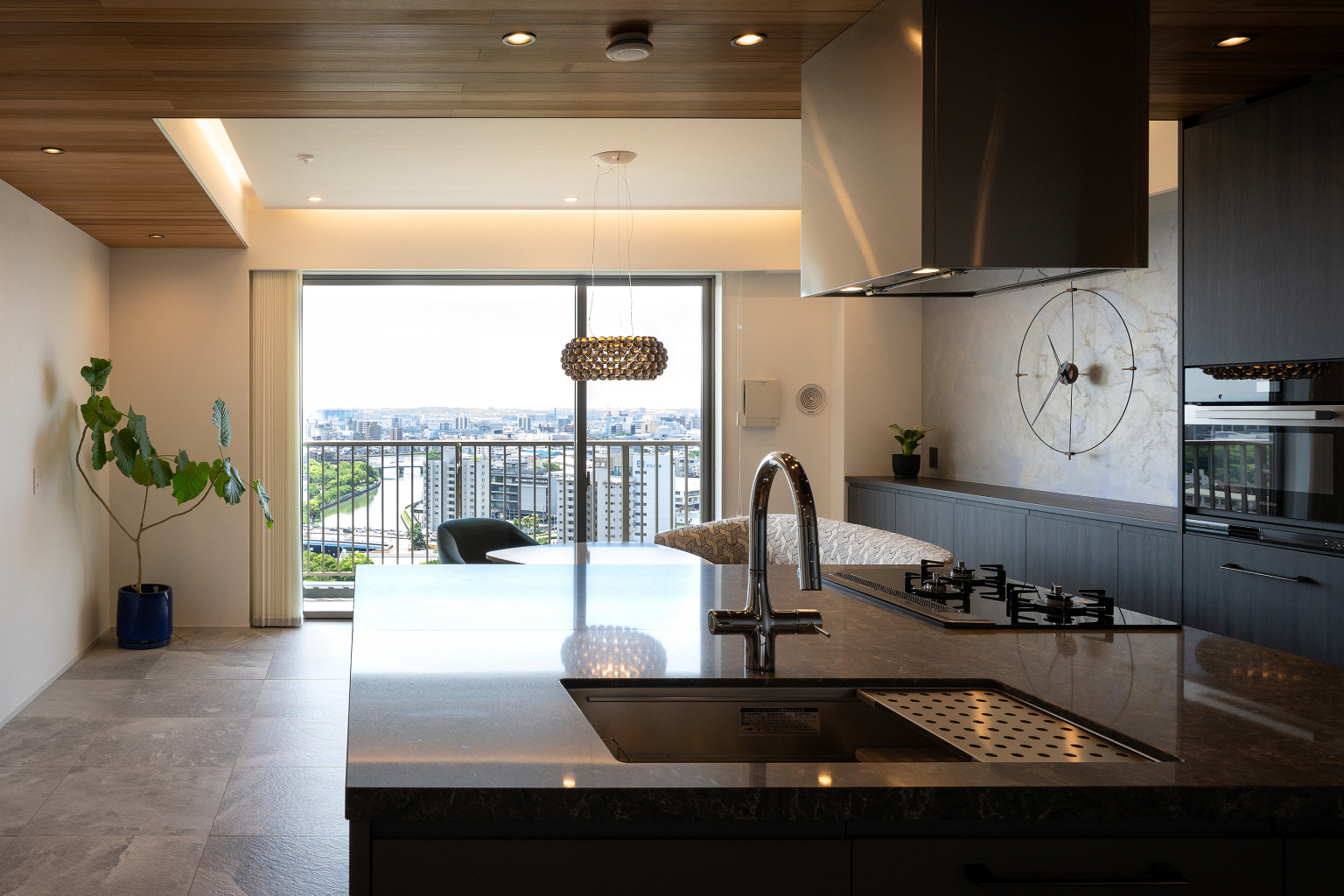 都市を望む静謐な窓辺