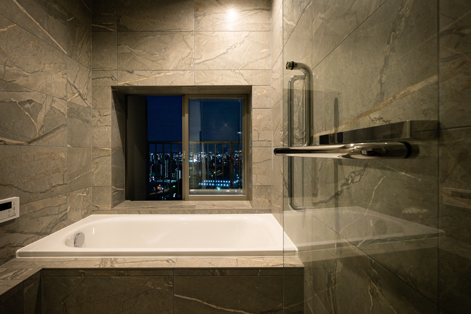 夜景に溶ける静かな水面