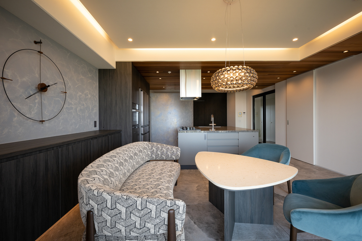 曲線が紡ぐ穏やかな連続