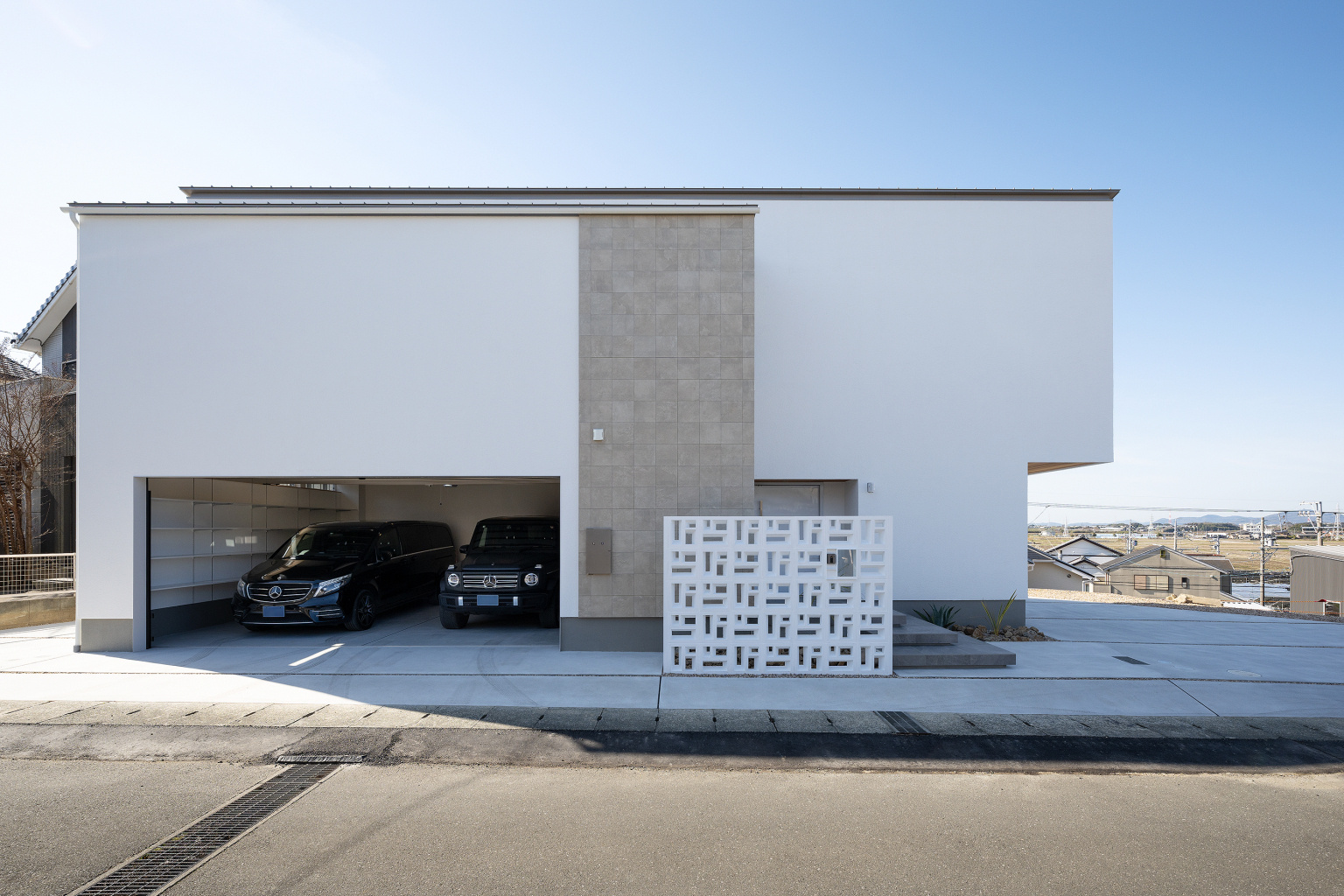 水平に漂う高台の邸