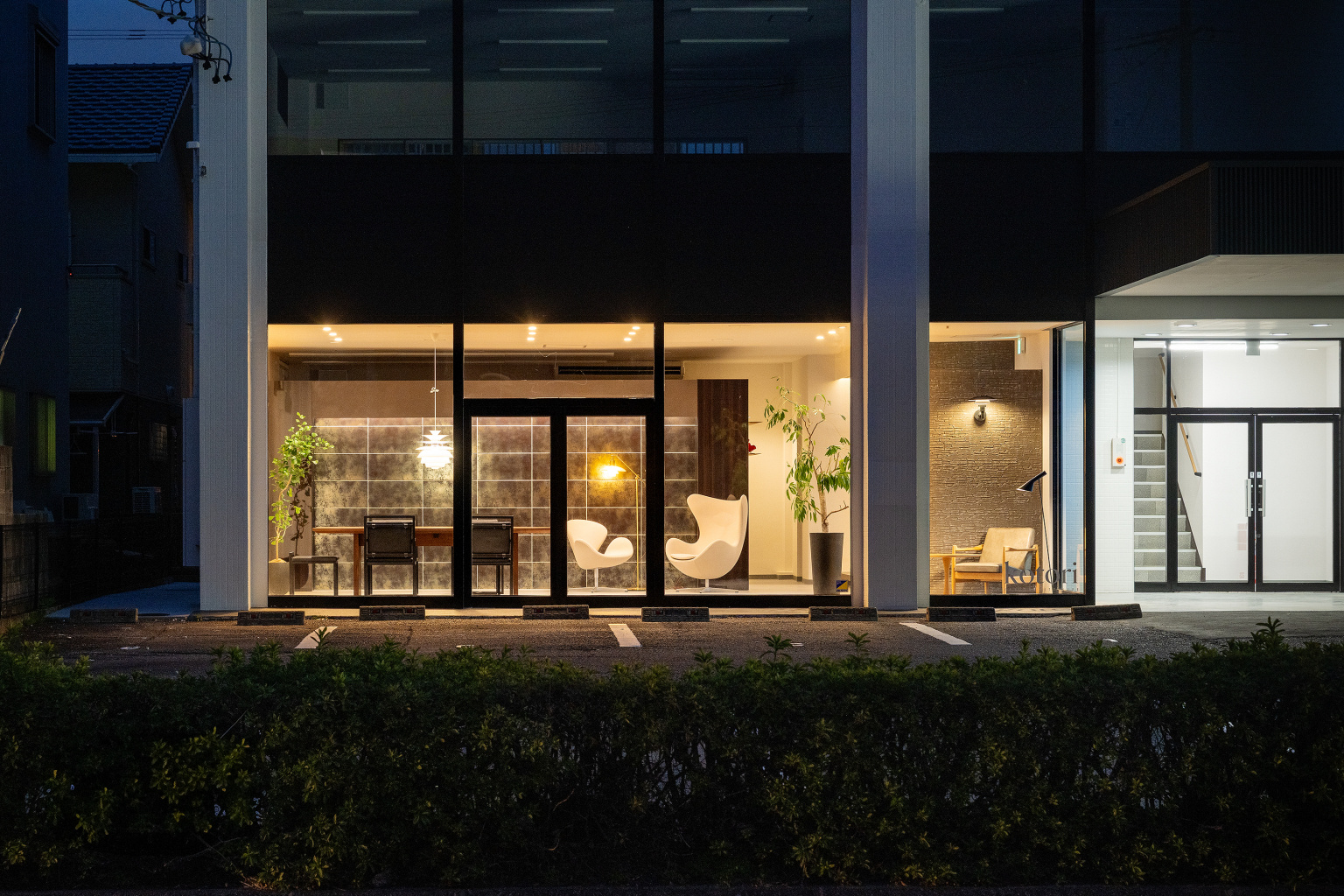 ガラス越しに息づく静寂