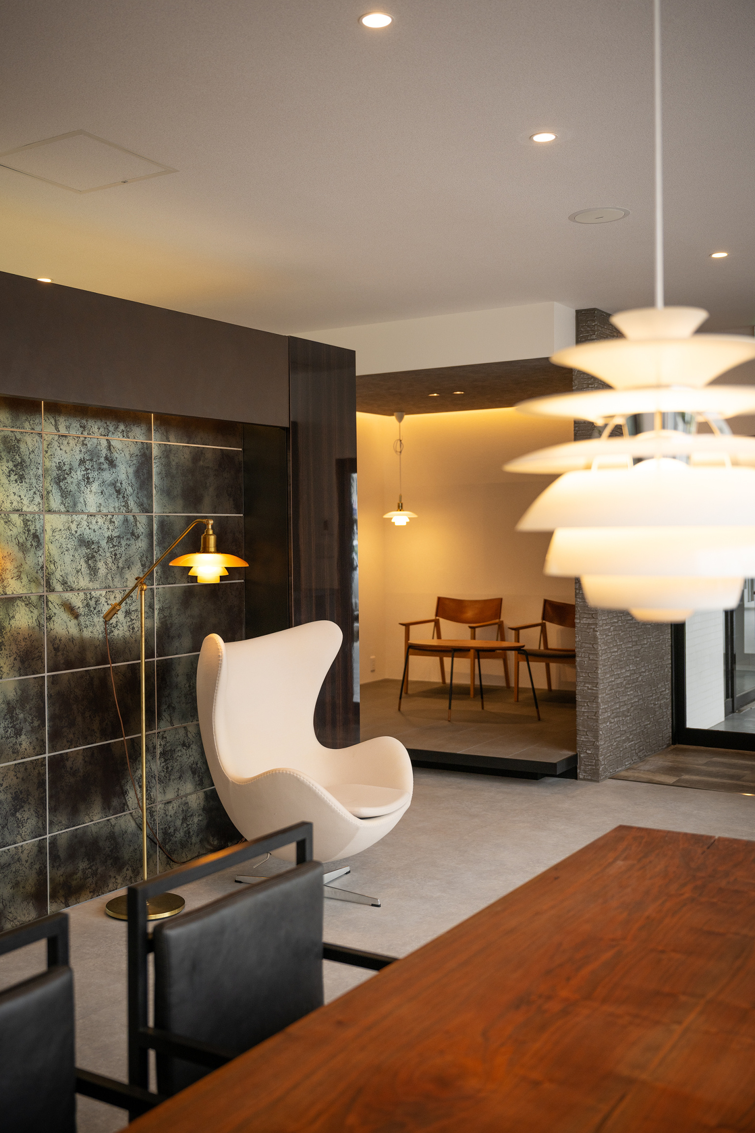 陰影に沈む展示の舞台