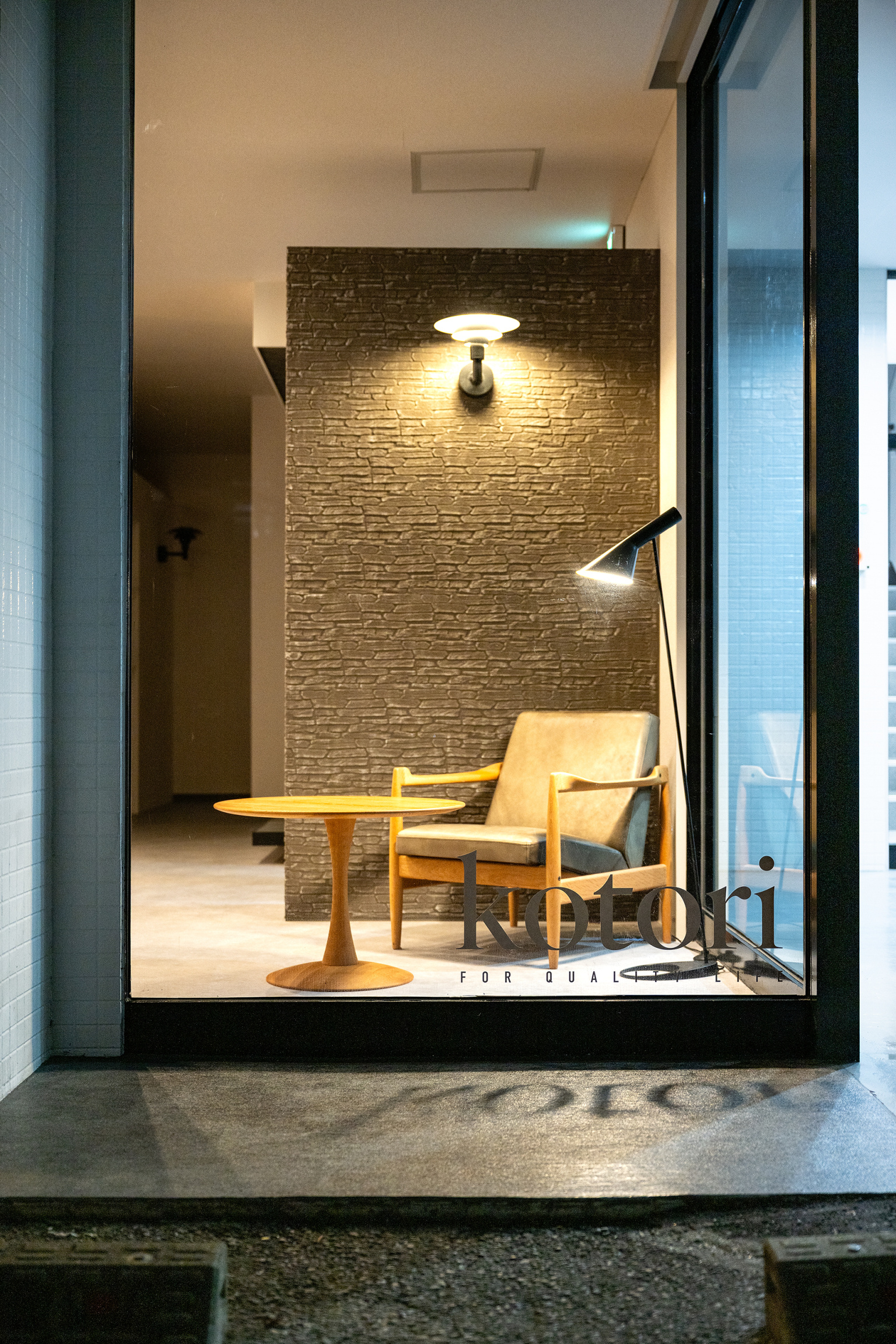 夜に浮かぶ孤影