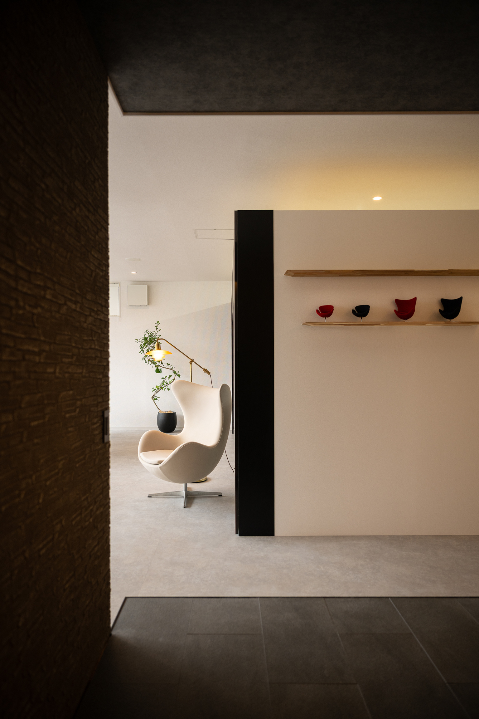 暗と明が響き合う視線