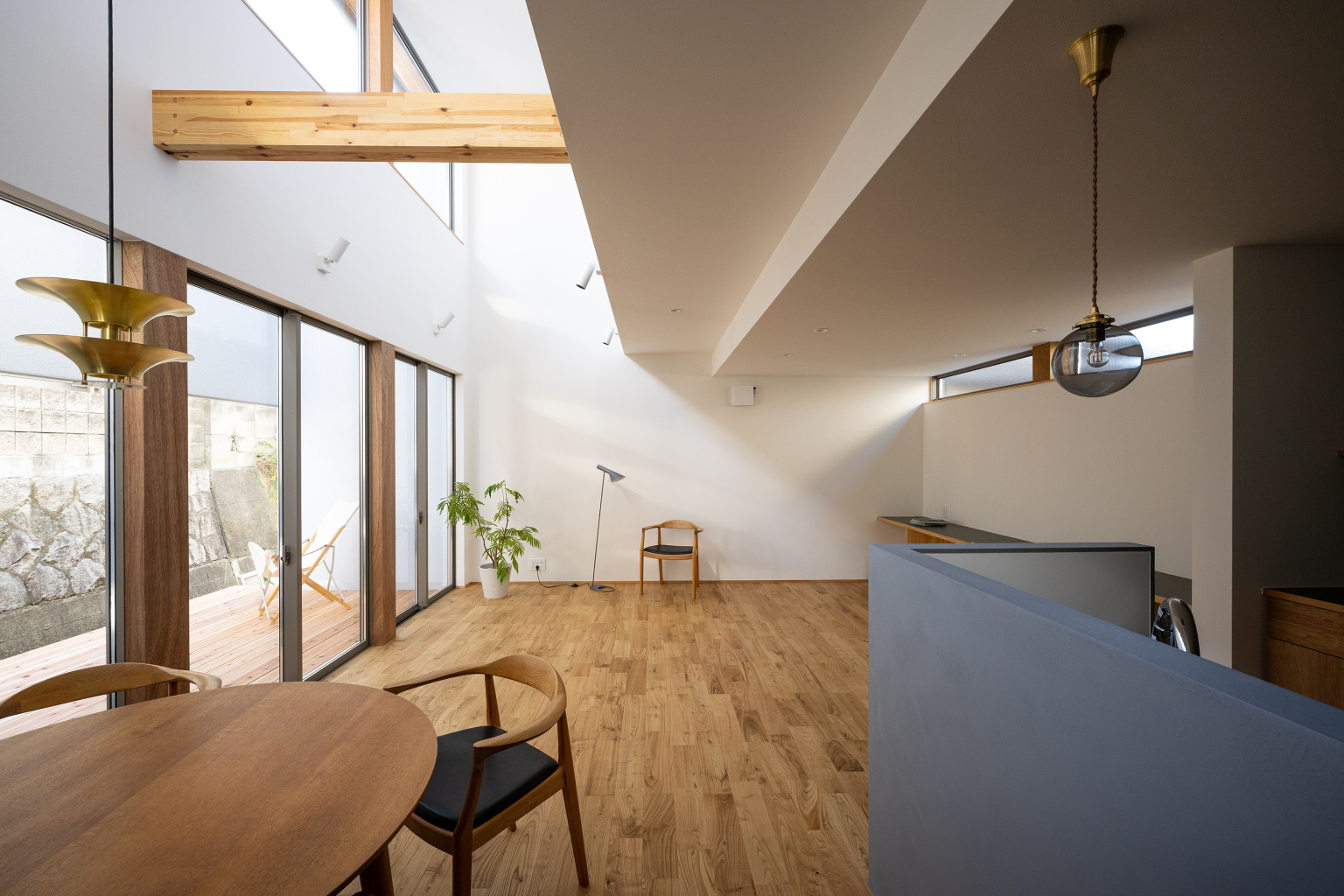 光の陰影に包まれる吹き抜けリビング