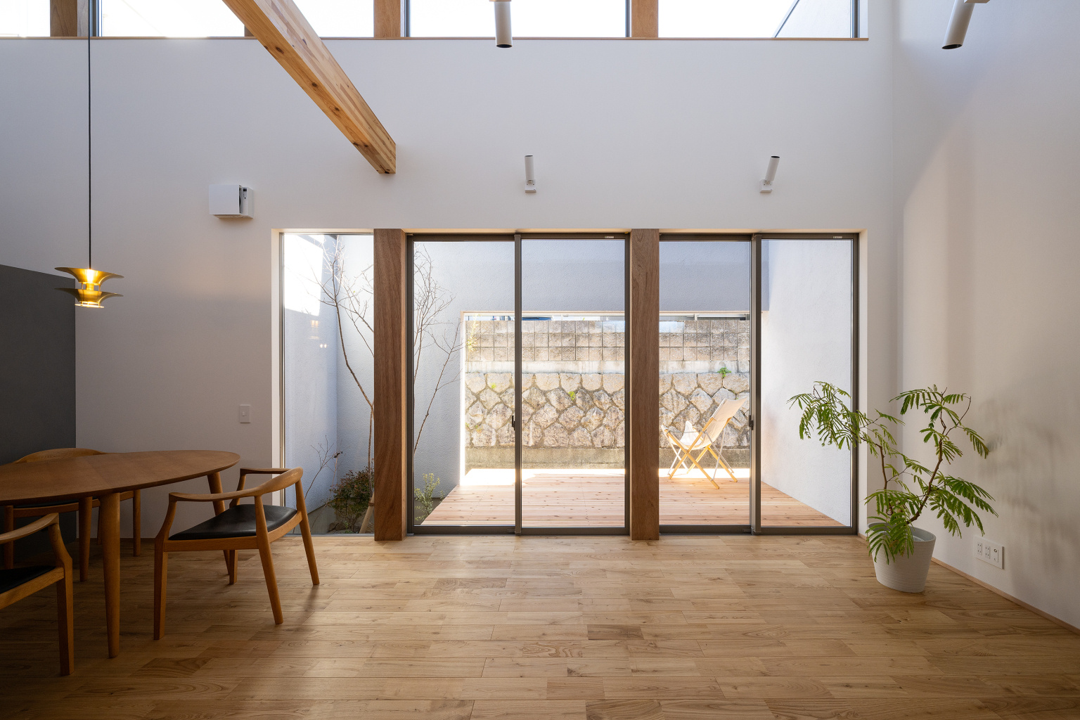 視線を忘れるウッドデッキ