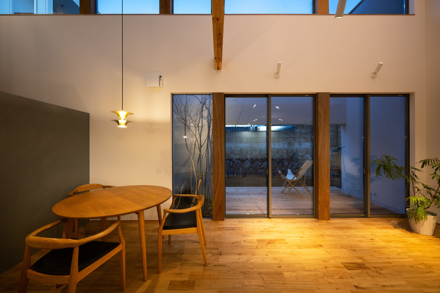 影が語る夜の庭