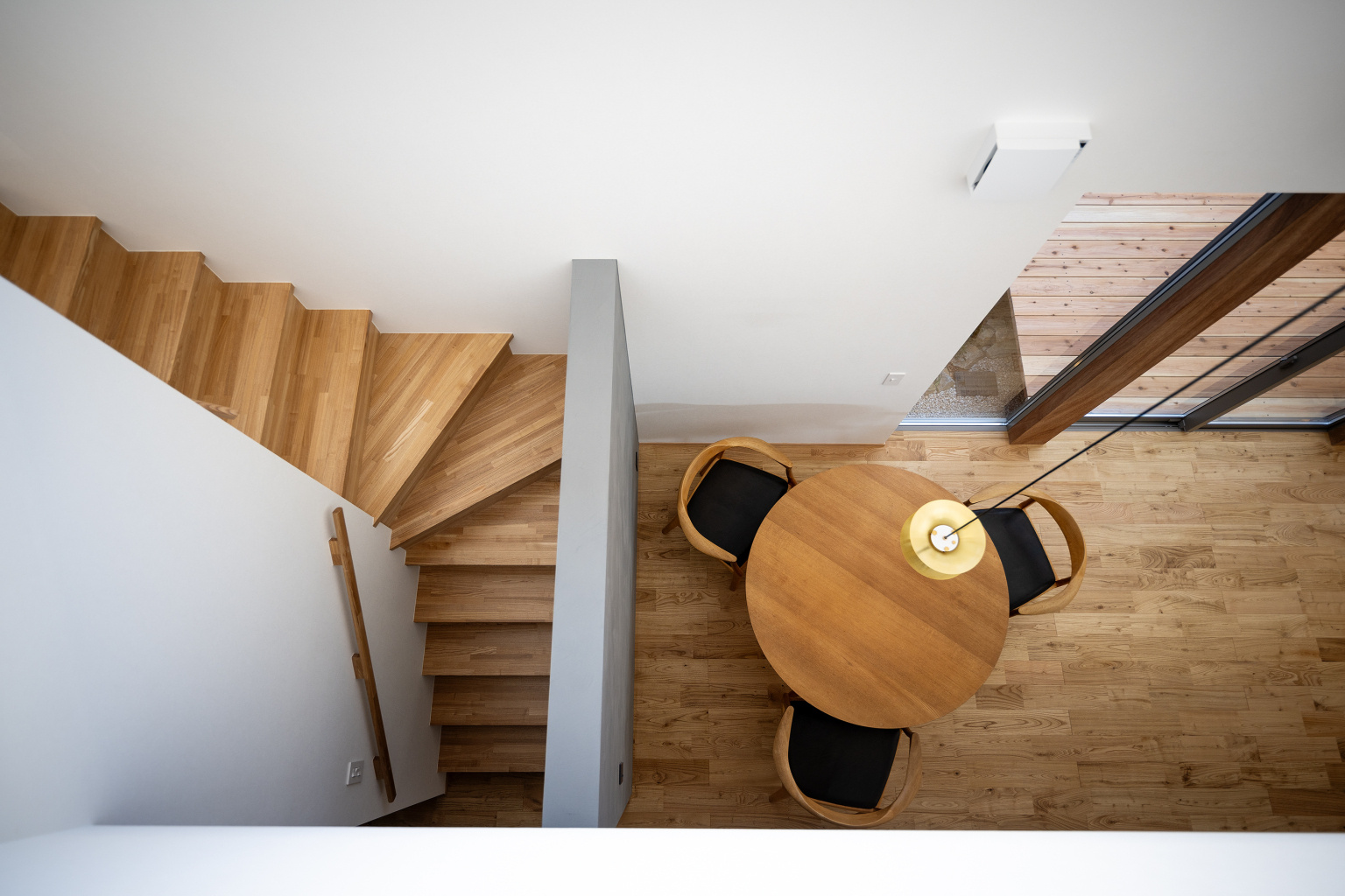 吹き抜けに響く光のリズム