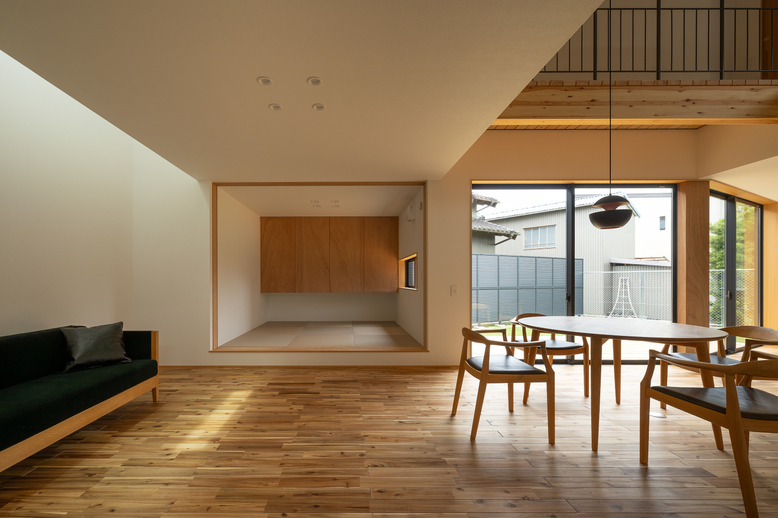 光の降り注ぐ間