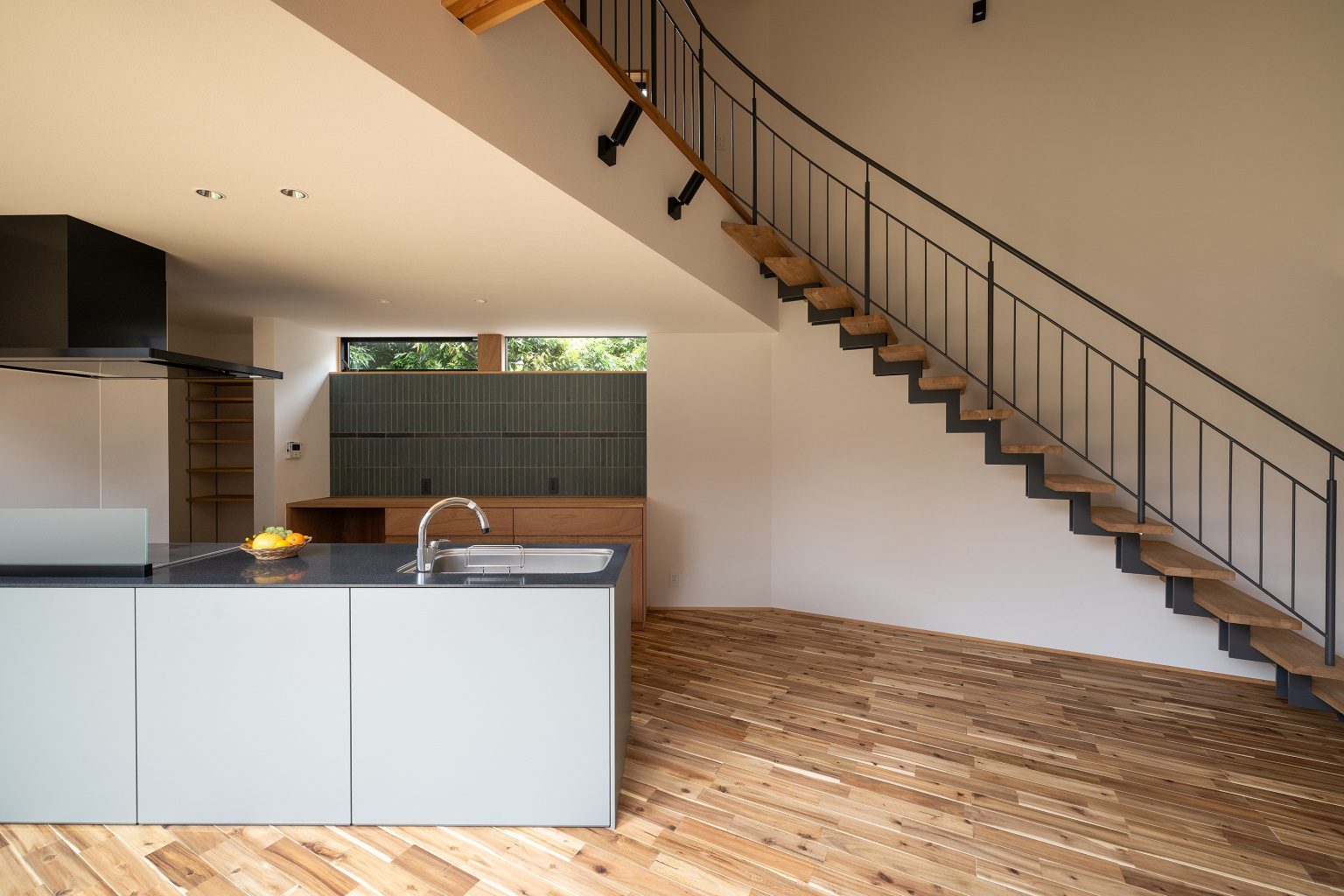 光と借景のキッチン