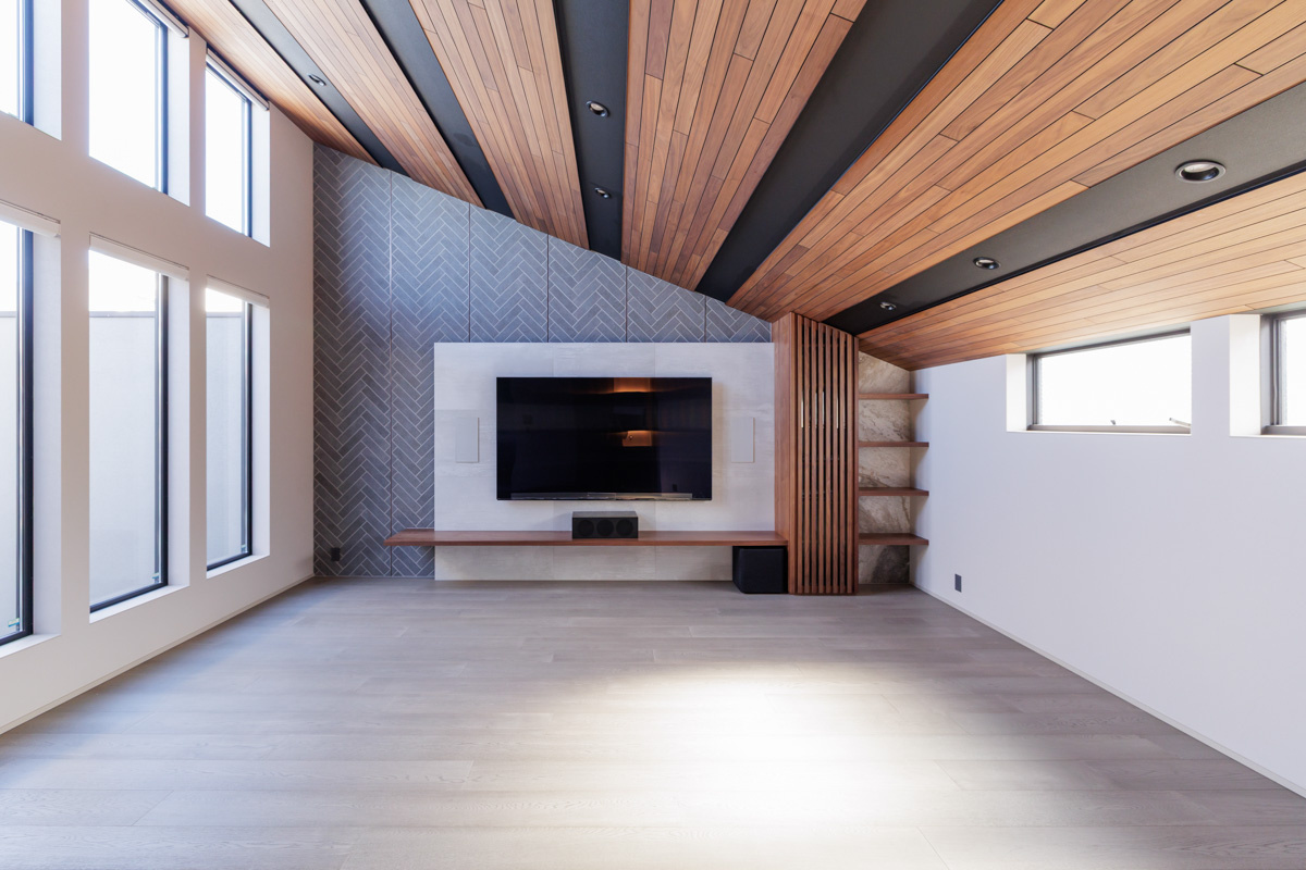 タイルとウォルナットで彩る落ち着きのあるリビング
