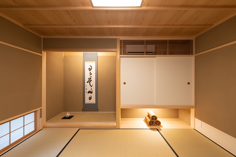 店舗のような個性的なデザインが印象的な木造3階建ての家｜中庭のある家×重量木骨