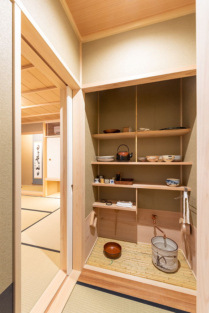 店舗のような個性的なデザインが印象的な木造3階建ての家｜中庭のある家×重量木骨