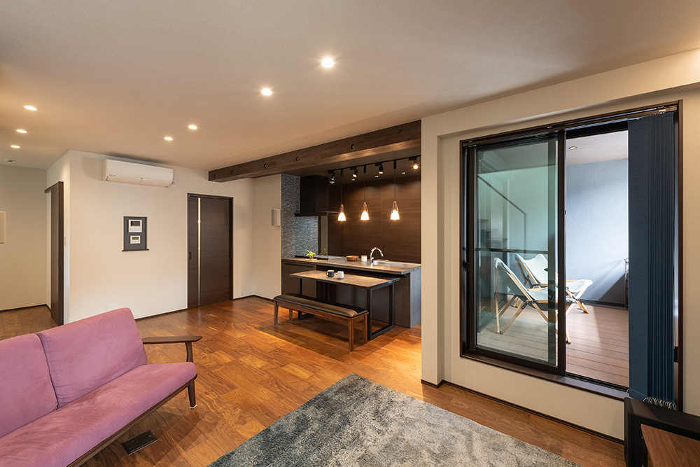 店舗のような個性的なデザインが印象的な木造3階建ての家｜中庭のある家×重量木骨