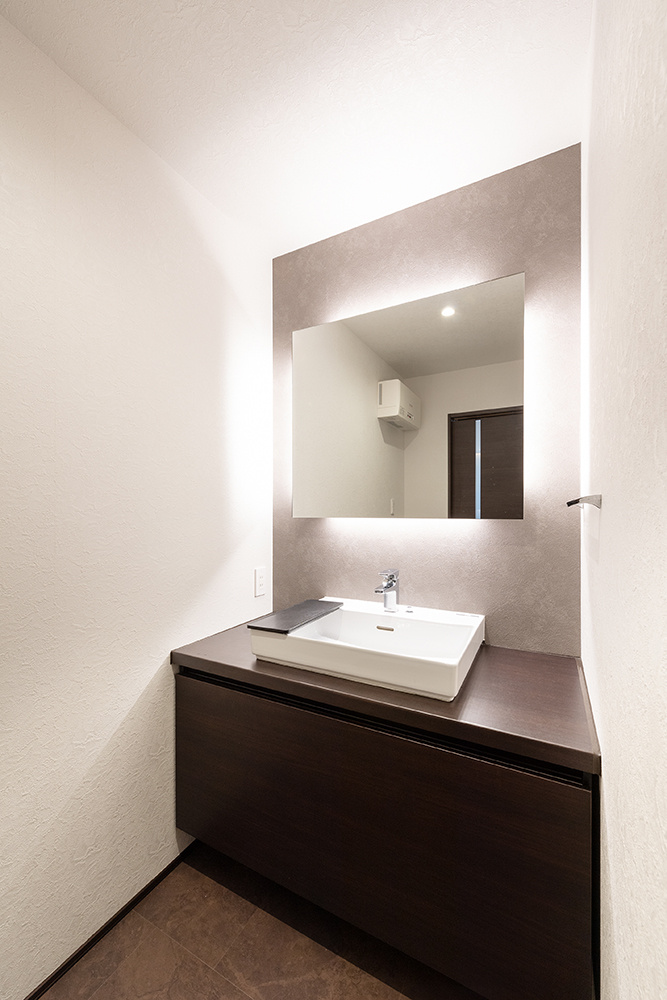 店舗のような個性的なデザインが印象的な木造3階建ての家｜中庭のある家×重量木骨