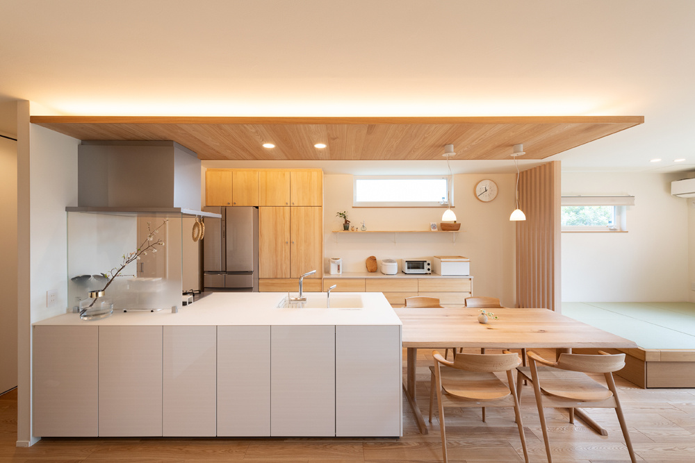 風致地区に建つ、街並みに馴染む和モダンな家｜重量木骨の家×自然素材