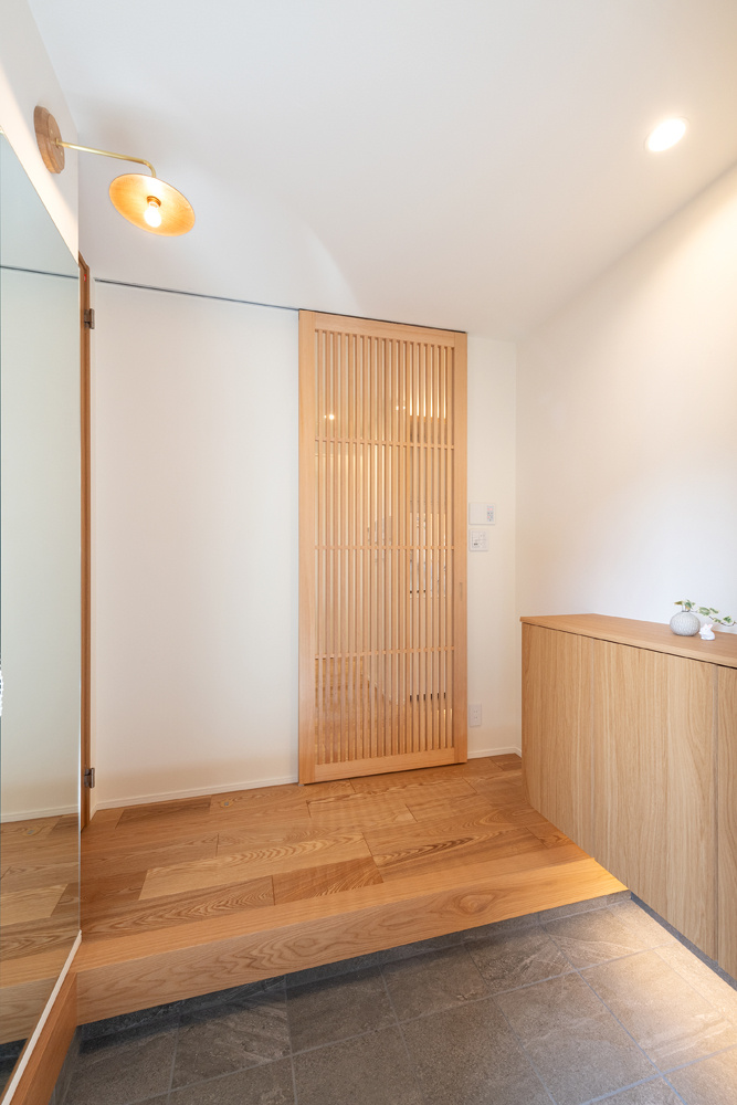 風致地区に建つ、街並みに馴染む和モダンな家｜重量木骨の家×自然素材