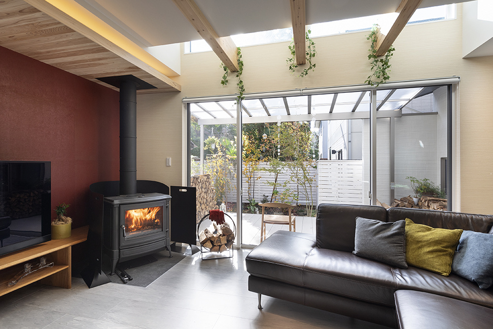 京都の旧市街地にしっとりと佇む、薪ストーブがある家｜アウトドアリビング×シンボルツリー