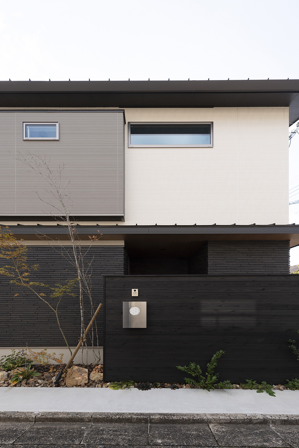 京都の旧市街地にしっとりと佇む、薪ストーブがある家｜アウトドアリビング×シンボルツリー