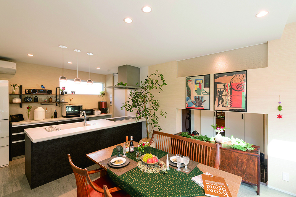 京都の旧市街地にしっとりと佇む、薪ストーブがある家｜アウトドアリビング×シンボルツリー