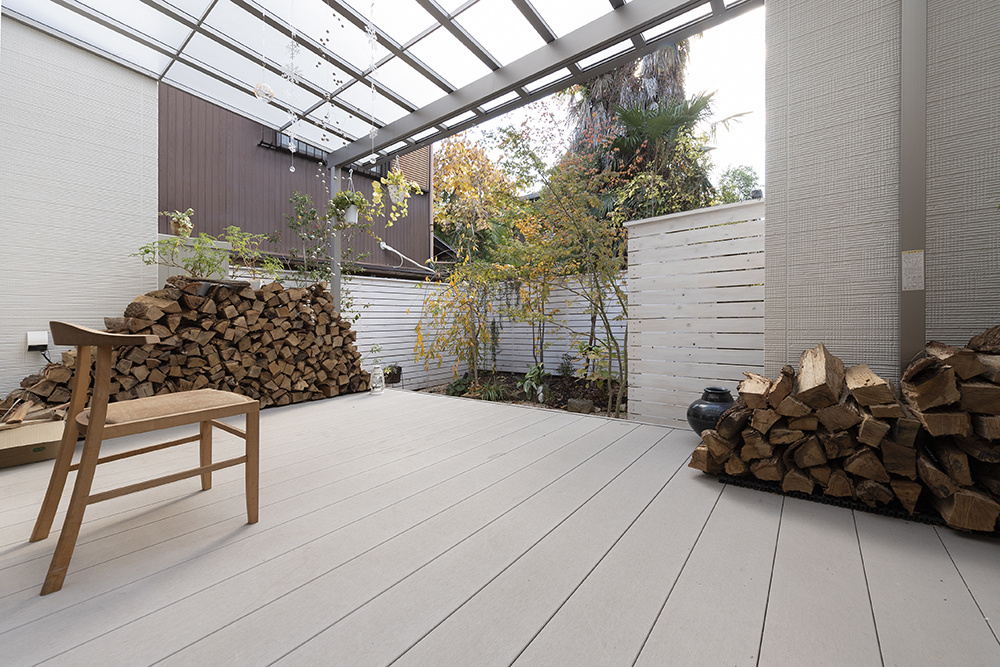 京都の旧市街地にしっとりと佇む、薪ストーブがある家｜アウトドアリビング×シンボルツリー