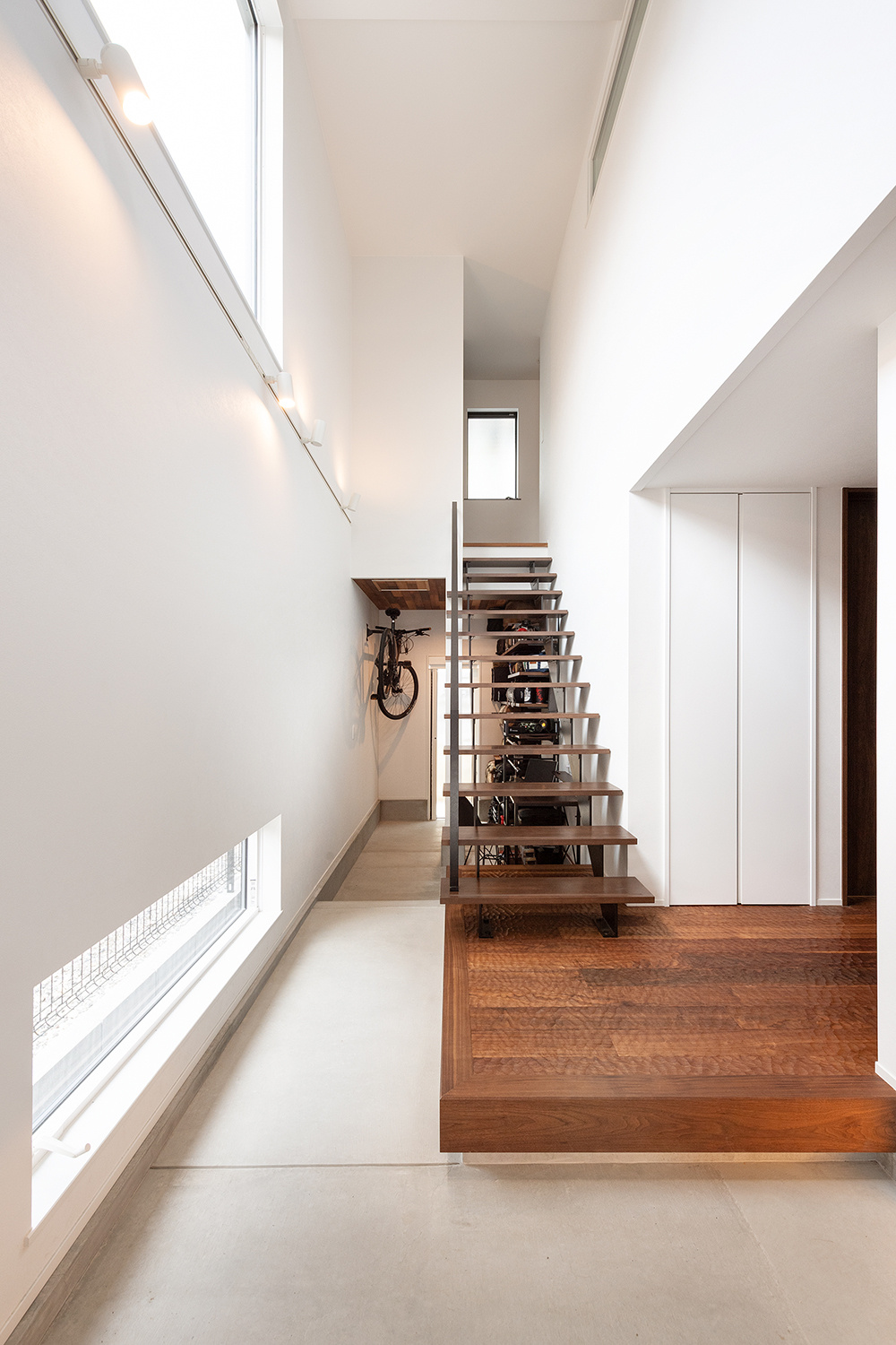 遊び心をくすぐる、大人カジュアルな暮らし｜吹き抜け × ホテルライク