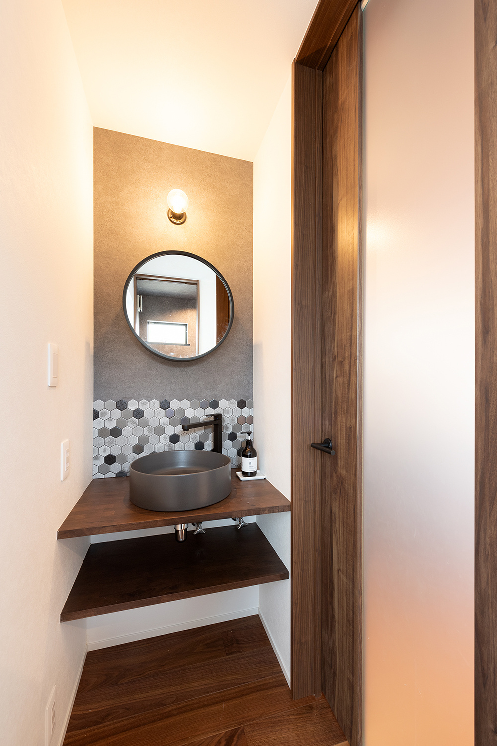 遊び心をくすぐる、大人カジュアルな暮らし｜吹き抜け × ホテルライク