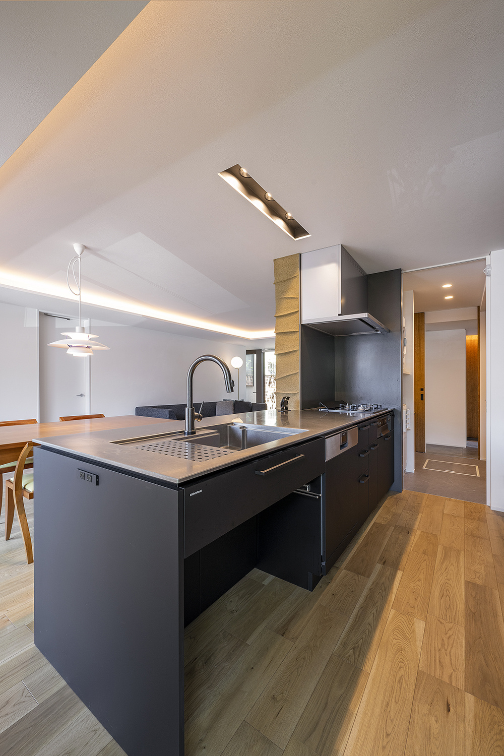 【神戸】動線を意識した機能性とデザイン性のバランスが心地よいキッチン