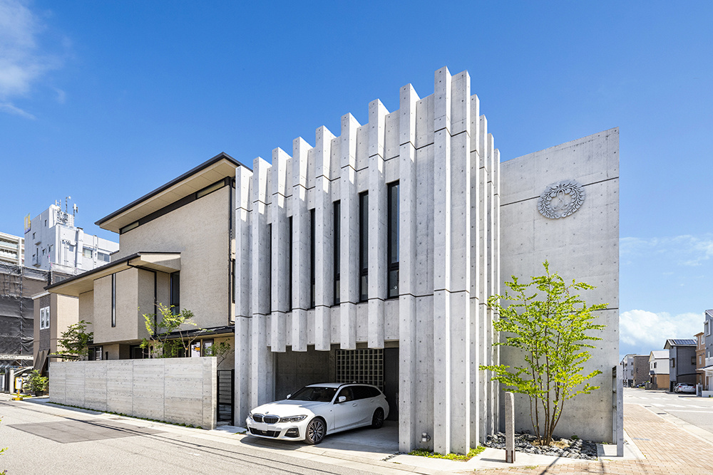 【神戸】庭を作る高い杉型枠の塀で繋ぐ