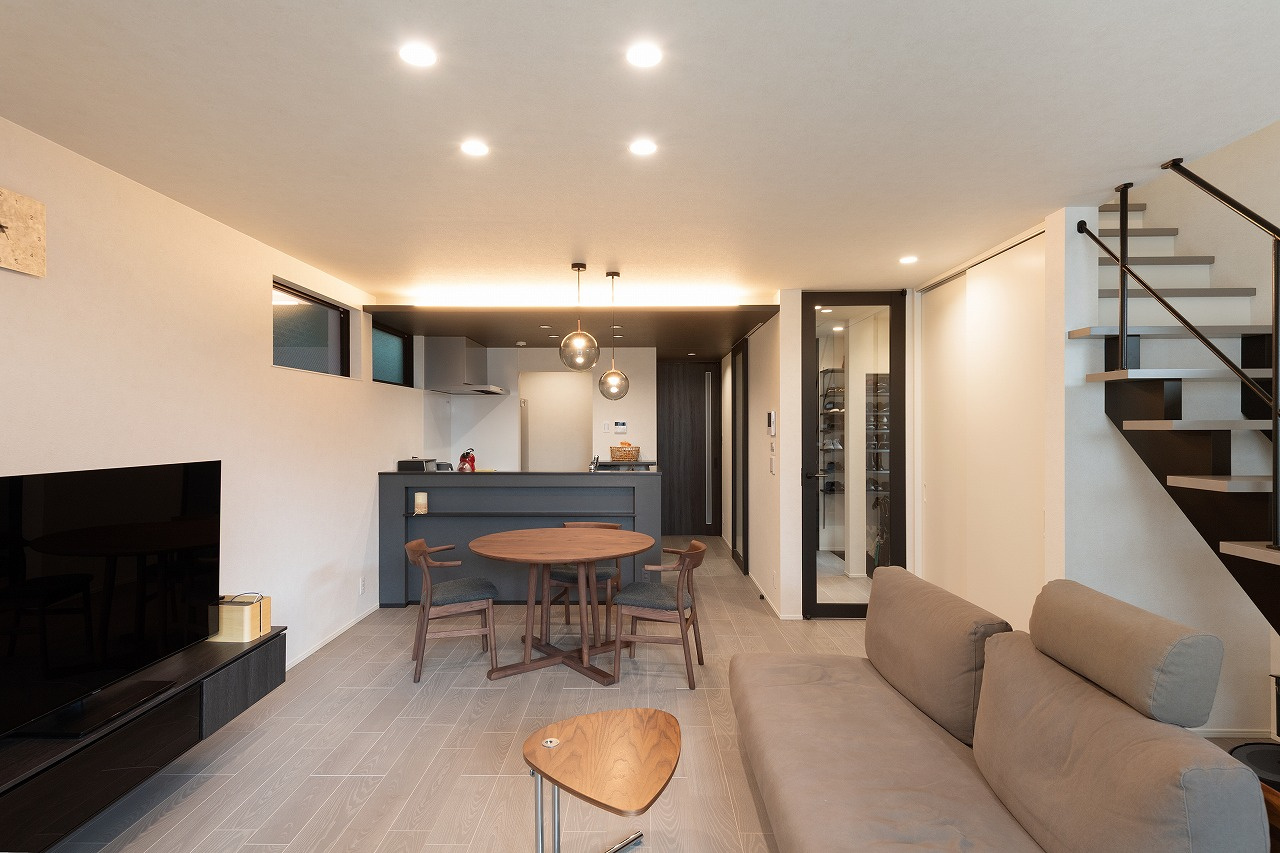 淡く静かに彩られた、上質な趣を纏う大人の住まい