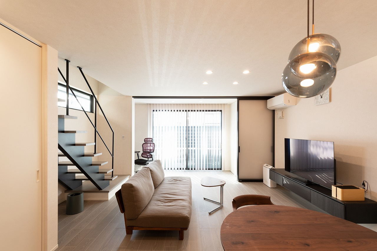 淡く静かに彩られた、上質な趣を纏う大人の住まい